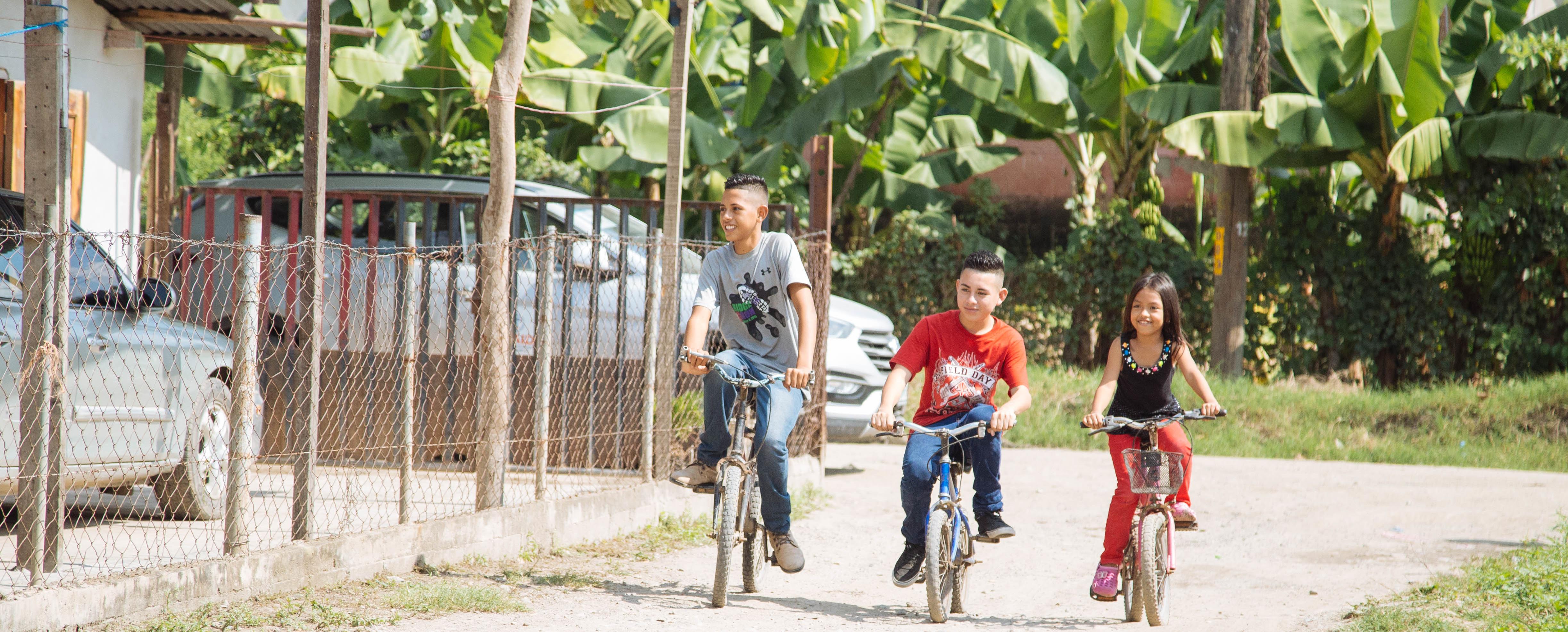 Children riding bicycles. Photo credit: Proponte Más Children riding bicycles. Photo credit: Proponte Más